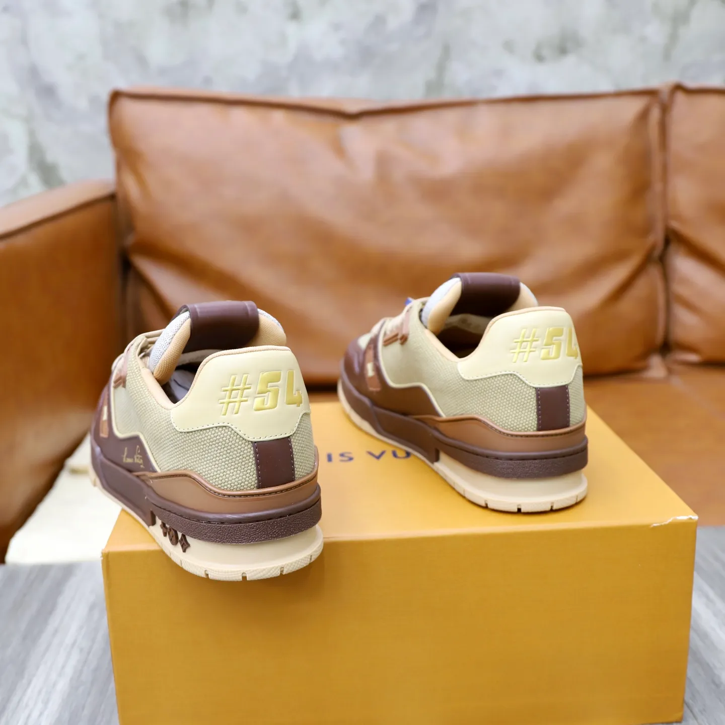 Ex-factory price: 780💰Original development, quality shipping, welcome to compare ❥❥❥❥❥❥LV sneaker series LV Trainer Maxi sneakers introduce the loose silhouette of the ready-to-wear series into the LV Trainer sneaker design written by Virgil Abloh, making an eye-catching appearance in the spring and summer men's wear shows. The cow leather upper is combined with rough fabric laces, and colorful beading highlights the brand's classic elements. LV letters mark the tongue and Monogram floral outsole. Mixed materials Made of first-layer cowhide, wrapped in imported custom-printed denim, thick shoelace design, large Monogram print on the side, "lv 54" badges on the tongue and heel, rubber outsole decorated with Monogram flowers, mesh lining and cotton feet, the comfort is as extreme as ever, premium heritage, quality first, worth owning! Size: 35-40 for women, 39-44 for men (custom-made sizes 38 and 45 are non-refundable)